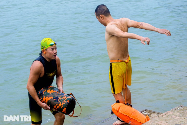 Hanoians go river swimming despite cold weather - 3 Hanoians go river swimming despite cold weather - 3