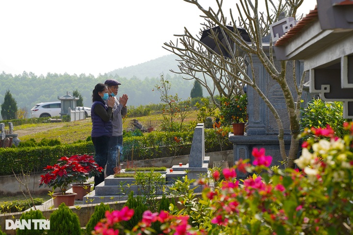 Traditional grave cleaning as Tet nears - 4 Traditional grave cleaning as Tet nears - 4
