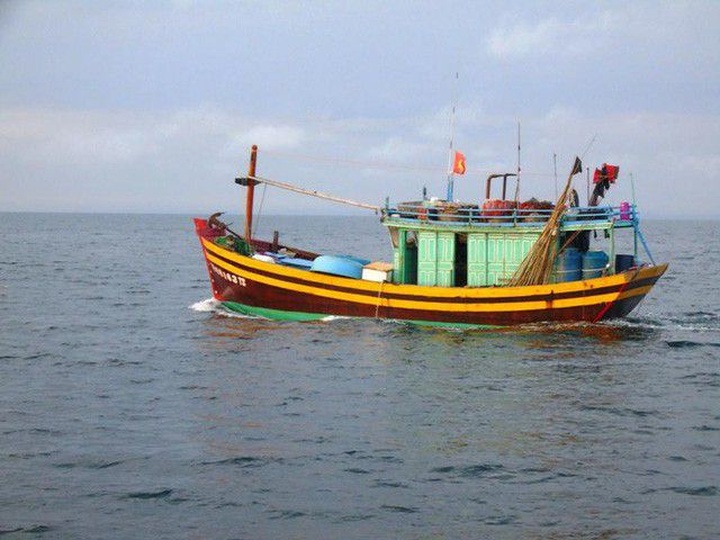 Quang Binh searching for five missing fishermen - 1