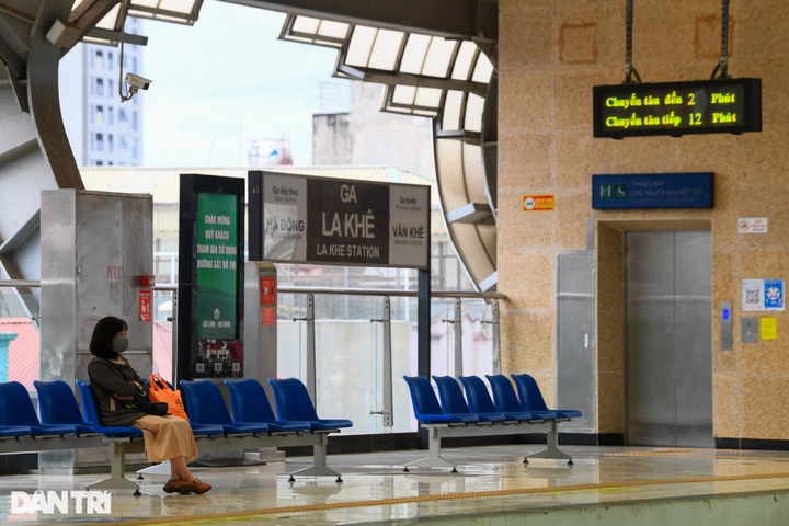 Hanoi metro passenger numbers fall after ticket sales begin - 9