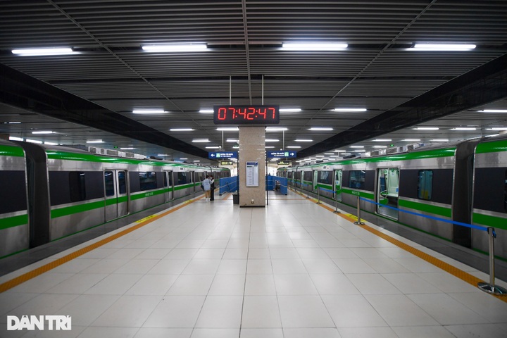 Hanoi metro passenger numbers fall after ticket sales begin - 2
