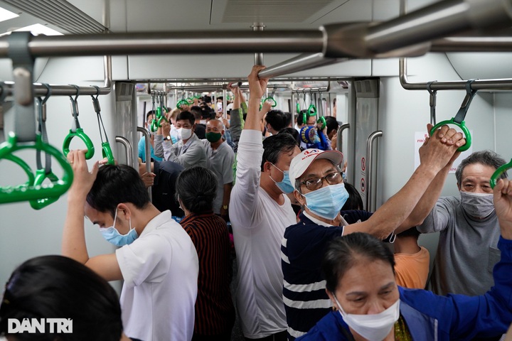 Large crowds queue to experience first metro services in Hanoi - 8