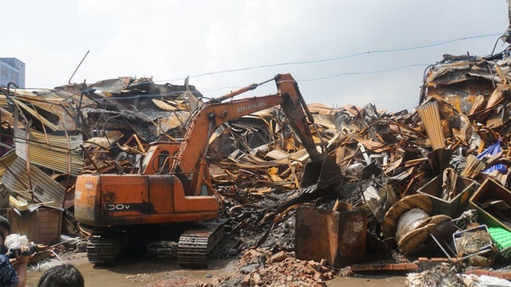 Detoxification work at Hanoi burnt-down light bulb firm begins - 4