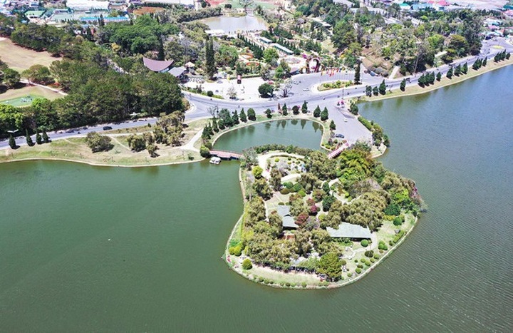 Coffee shop to be removed from famous Dalat lake - 1