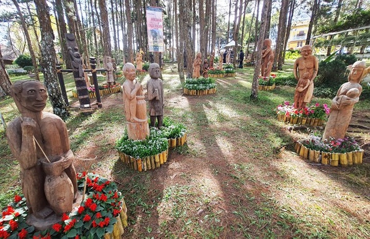Hundreds of wooden sculptures displayed in Dalat pine forest - 1