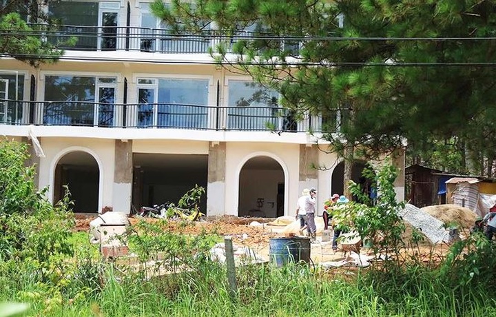 Tuyen Lam Lake surrounded by illegal projects - 1