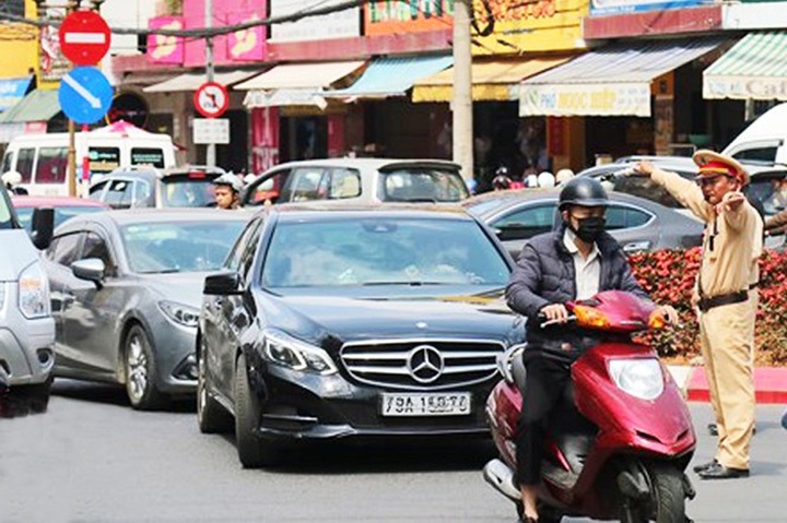 Dalat faces Tet traffic jams - 2