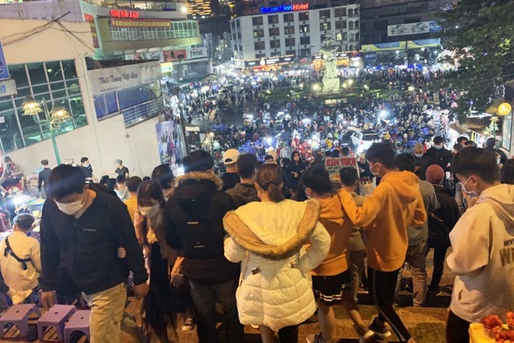 Visitors flock to Da Lat, ignoring Covid-19 preventive measures - 1 Visitors flock to Da Lat, ignoring Covid-19 preventive measures - 1