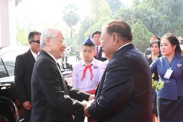 Top Vietnamese leader holds talks with Lao counterpart - 1