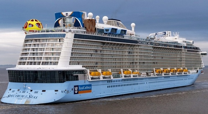 Luxury cruise ship brings 4,600 foreign visitors to Nha Trang city - 1 Luxury cruise ship brings 4,600 foreign visitors to Nha Trang city - 1