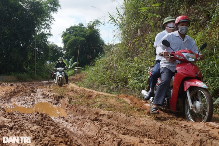 Poor Nghe An villagers need support to build a bridge - 2