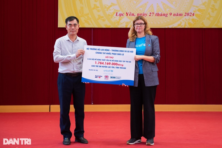 Ministry supports flood-hit households in Yen Bai - 4 Ministry supports flood-hit households in Yen Bai - 4