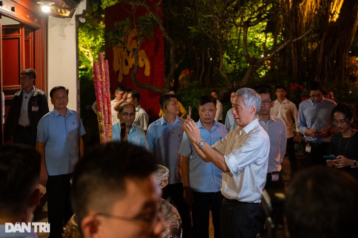 Singaporean Prime Minister visits iconic Hanoi lake - 4