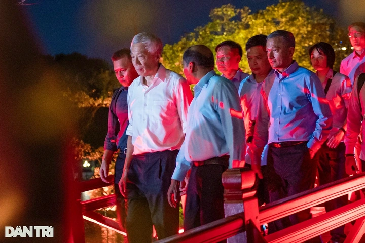 Singaporean Prime Minister visits iconic Hanoi lake - 7