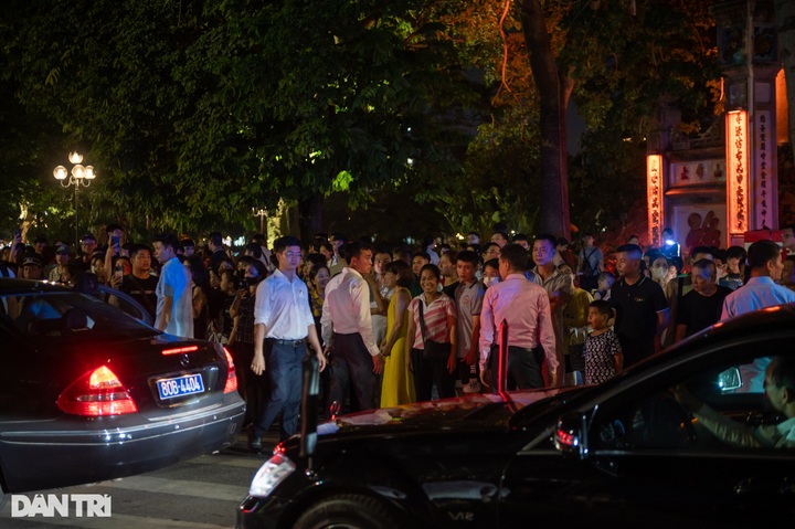 Singaporean Prime Minister visits iconic Hanoi lake - 5