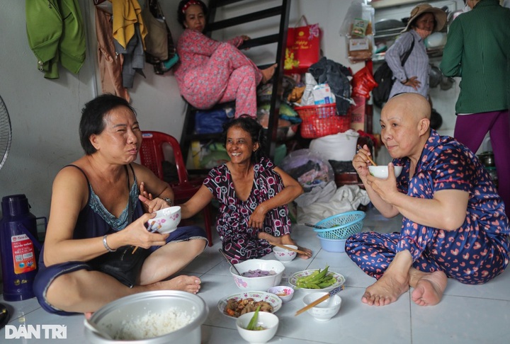 20 breast cancer patients live together in HCM City house - 2