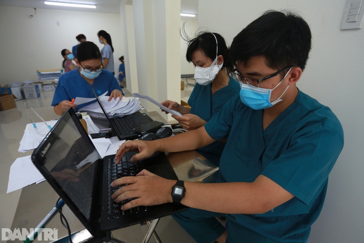 Medical staff busy at Ho Chi Minh City biggest Covid-19 field hospital - 1