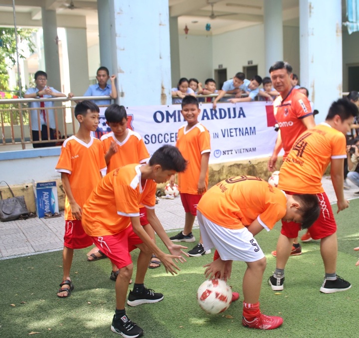 Japanese football players hold special class for Vietnamese disabled children - 2 Japanese football players hold special class for Vietnamese disabled children - 2