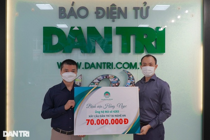 Poor villagers receive donations for new bridge in Nghe An - 1