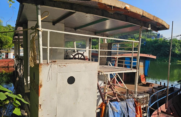 Dozens of tourist boats suspended on Yen Bai lake - 2 Dozens of tourist boats suspended on Yen Bai lake - 2