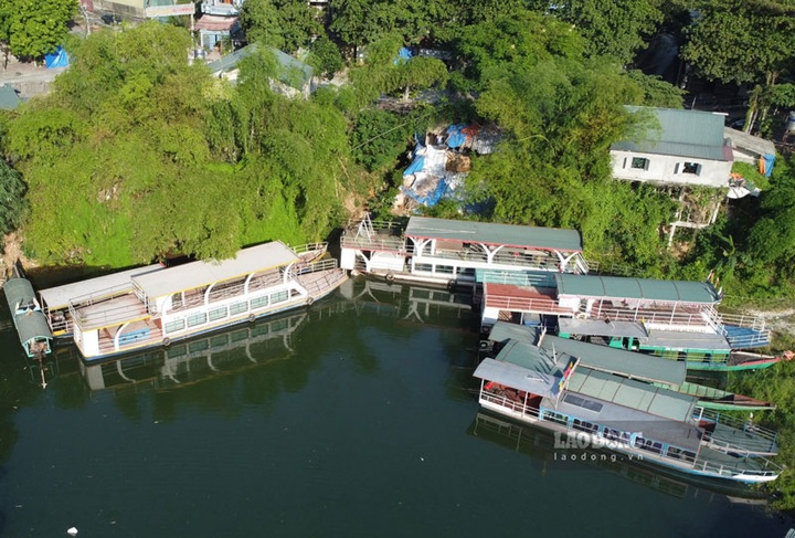 Dozens of tourist boats suspended on Yen Bai lake - 1 Dozens of tourist boats suspended on Yen Bai lake - 1