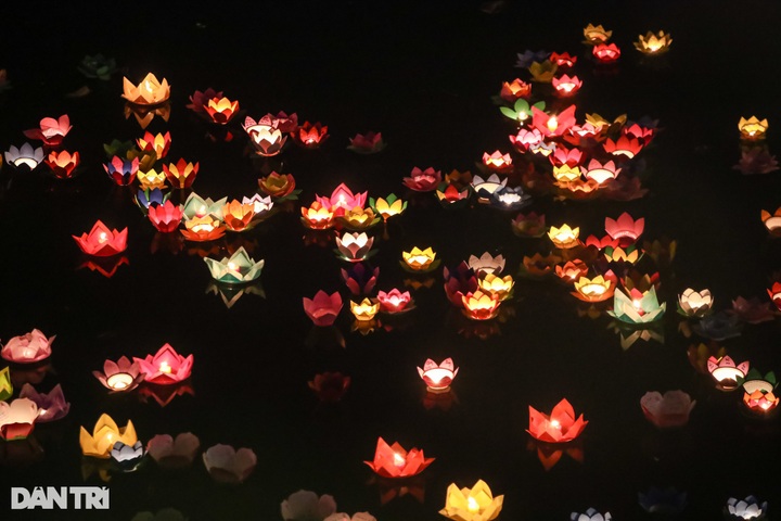 Buddha's birthday celebrated with thousands of lanterns - 7 Buddha's birthday celebrated with thousands of lanterns - 7