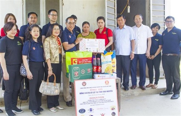 Thai Embassy supports flood victims in Thai Nguyen - 1 Thai Embassy supports flood victims in Thai Nguyen - 1