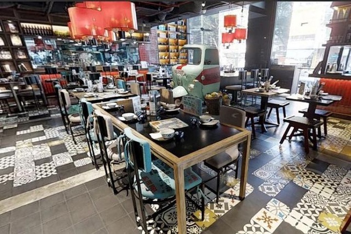 Illegal bar operated at HCM City high-rise building - 1