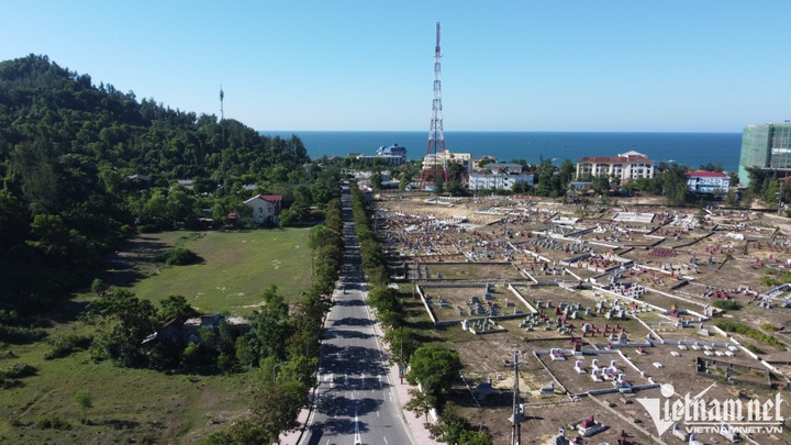 Cemetery near Ha Tinh beach to be relocated - 2