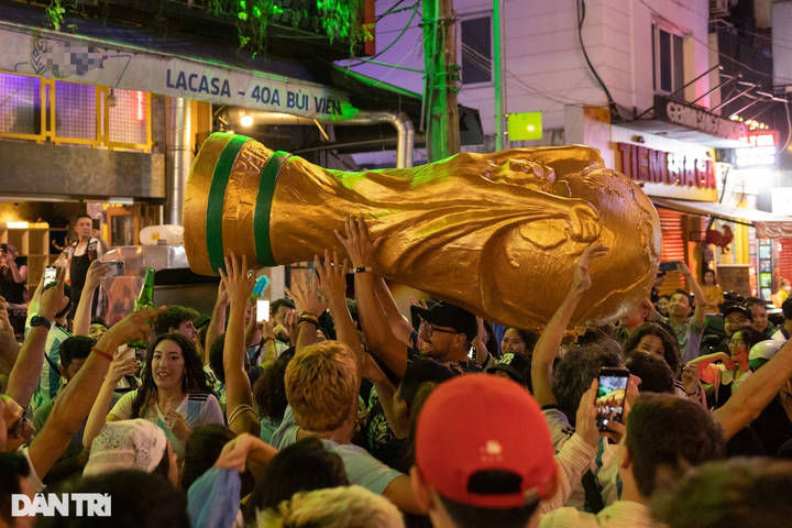 Argentina fans celebrate World Cup win on HCM City walking street - 1 Argentina fans celebrate World Cup win on HCM City walking street - 1