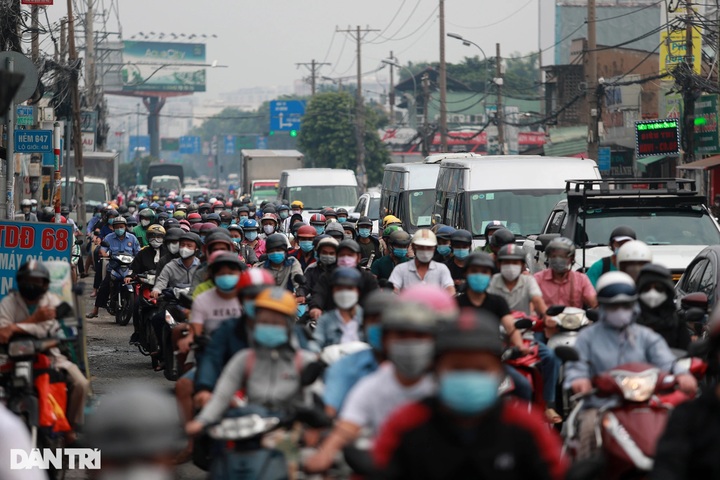 HCM City streets jammed after social distancing loosened - 2