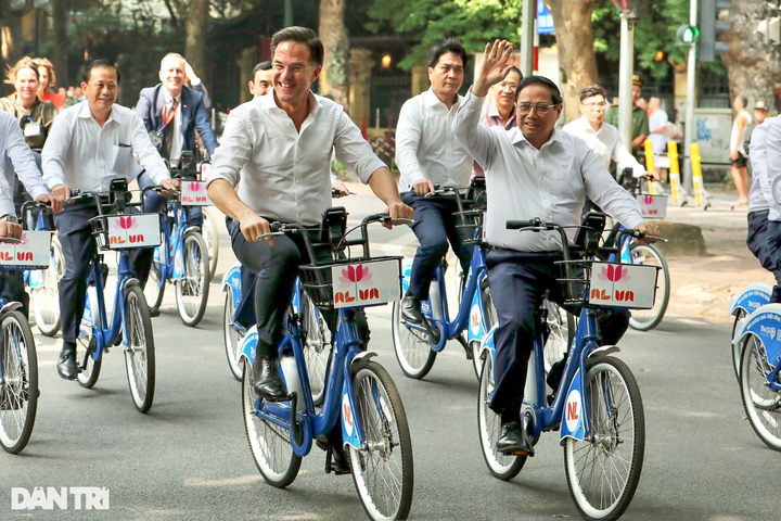 Vietnamese and Dutch PMs cycle Hanoi streets - 2