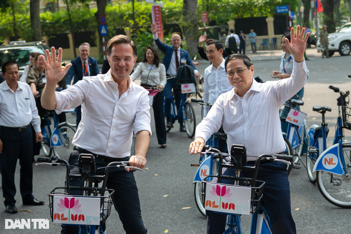 Vietnamese and Dutch PMs cycle Hanoi streets - 3