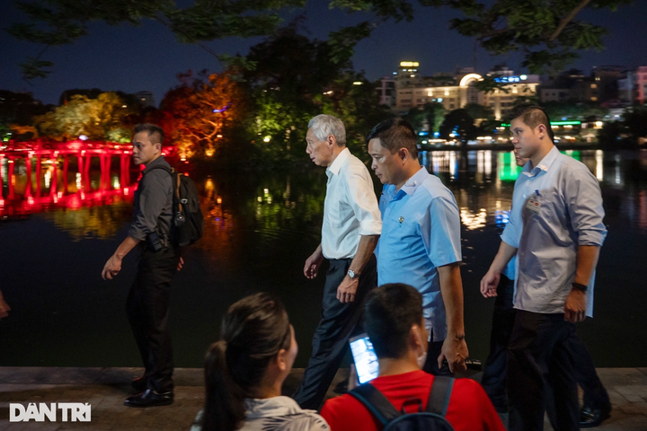 Singaporean Prime Minister visits iconic Hanoi lake - 2