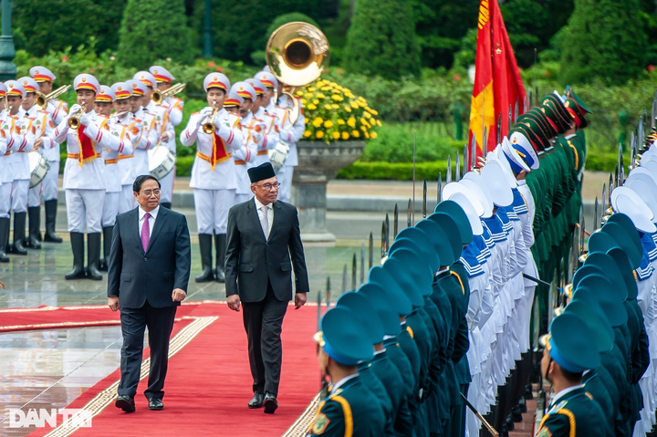 Malaysian PM arrives in Vietnam for visit - 1