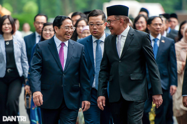 Malaysian PM arrives in Vietnam for visit - 3