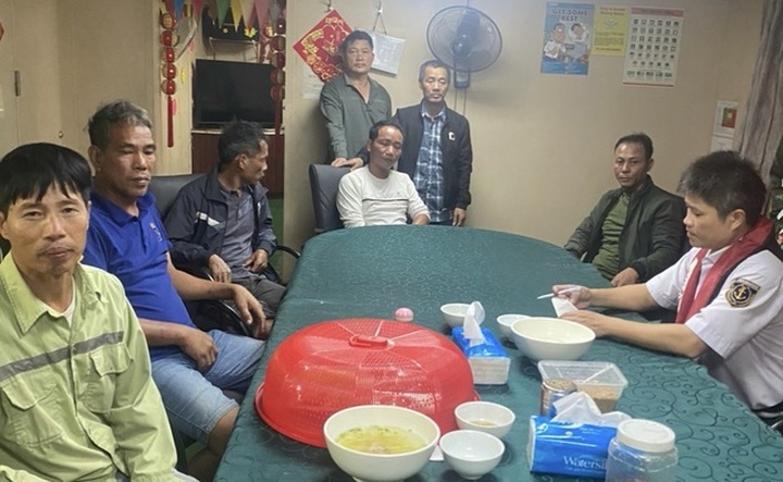 Two crew members rescued after hours drifting at sea - 1 Two crew members rescued after hours drifting at sea - 1