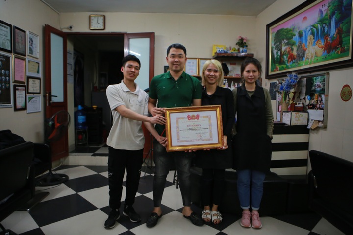 Deaf hairdresser opens free courses for disabled people - 1