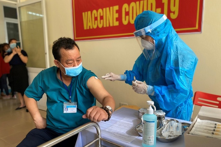 Hanoi considers new regulations for fully-vaccinated people - 1