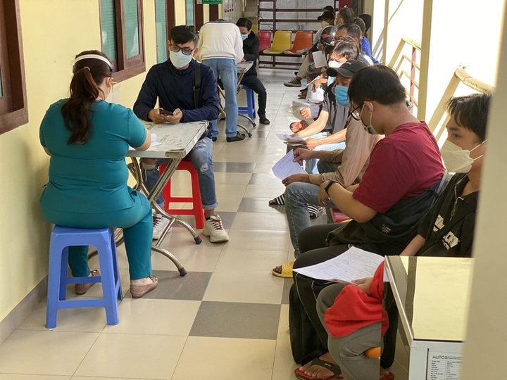 HCM City residents receive third Covid-19 vaccine shots - 1