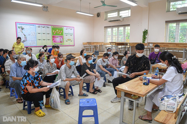 Hanoians rush for Covid-19 booster jabs amid rising new infections - 3