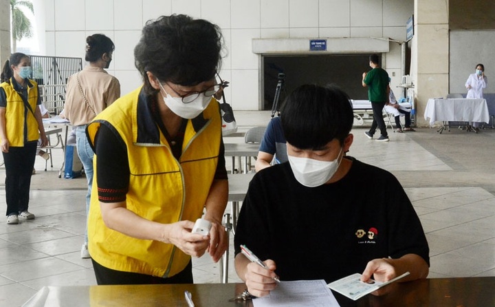 Hanoi vaccinates foreigners against COVID-19 from September 15 - 1