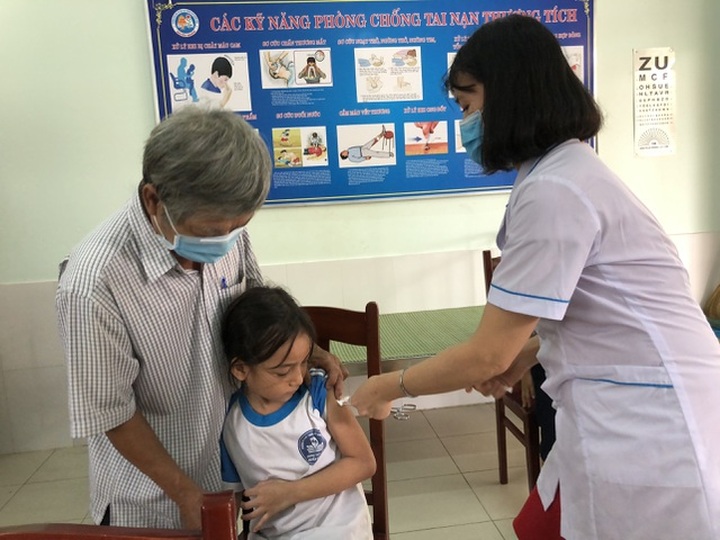 Quang Ngai carries out diphtheria immunisation programme for children - 1