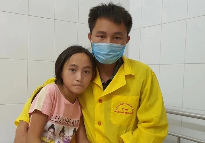 Ethnic man calls for help for ill daughter - 2