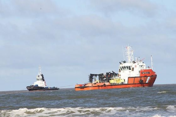 Rescue work begins for stranded cargo ship in Quang Tri - 1