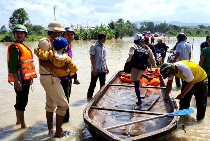 Hundreds of households in Gia Lai evacuated due to flooding - 2