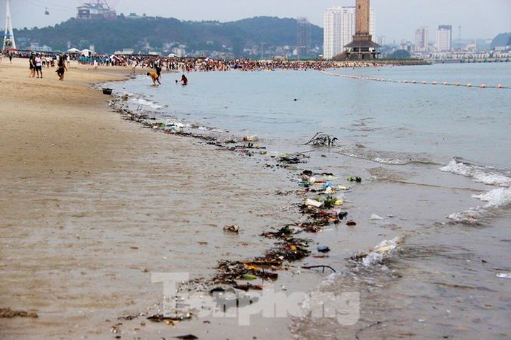 Rubbish-covered beach in Ha Long crowded on holiday - 1 Rubbish-covered beach in Ha Long crowded on holiday - 1