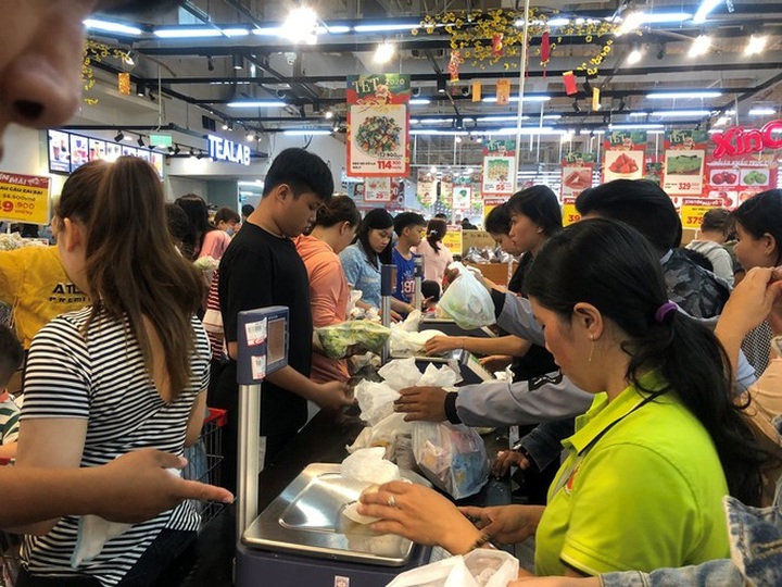 HCM City supermarkets congested even at late night on Tet - 1