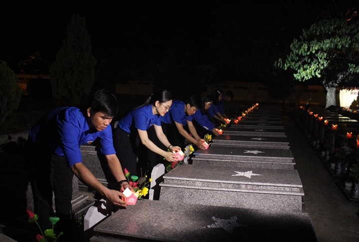 Thousands of young people pay tribute to war dead - 4