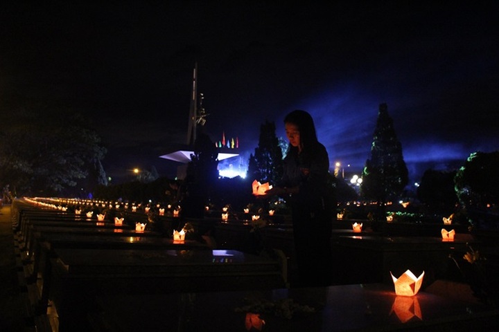 Thousands of young people pay tribute to war dead - 5